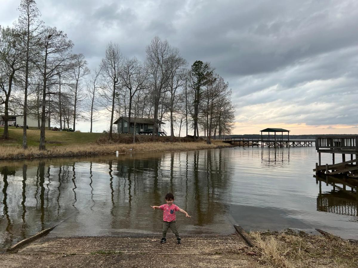 Driftwood Inn And Lodge By The Lake Zwolle Exterior foto